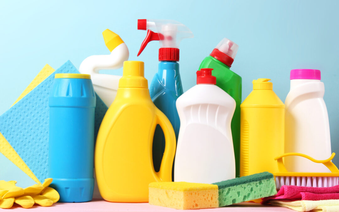 Compatibilità chimica detergente professionale–superficie: criteri tecnici per evitare degradi e danni permanenti
