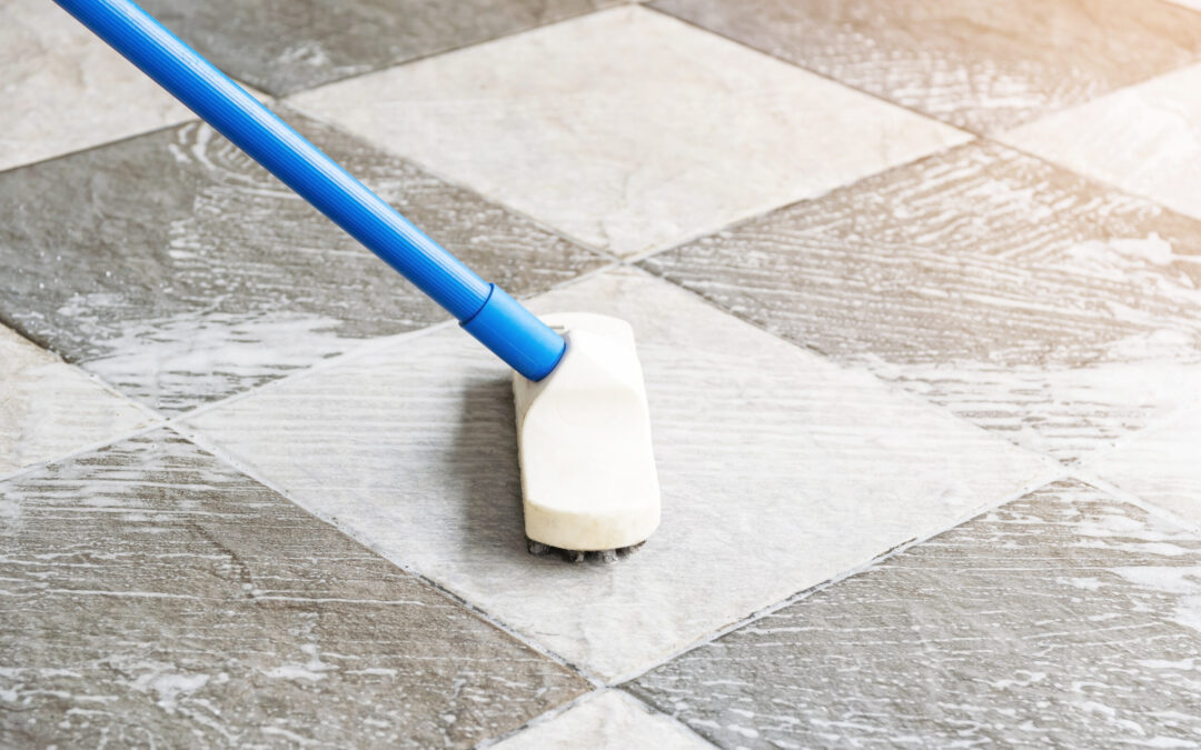 Come pulire il gres porcellanato: procedura tecnica corretta per evitare aloni, residui e accumuli di sporco